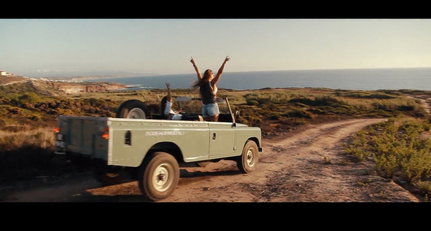 Endless summer – with girls, surfboards, and a V8 Land Rover
