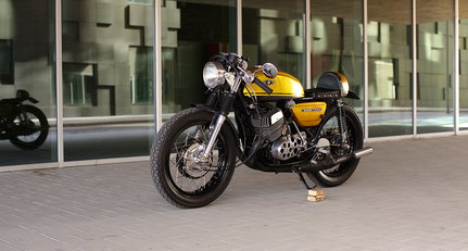 Golden Goliath: Suzuki T500 II Titan café racer