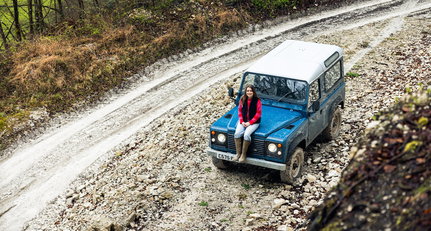 Treffen Sie diese 21-jährige Landy-Liebhaberin auf ihrem schlammigen Weg zum Glück