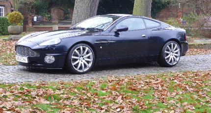2004 Aston Martin Vanquish 001.jpg