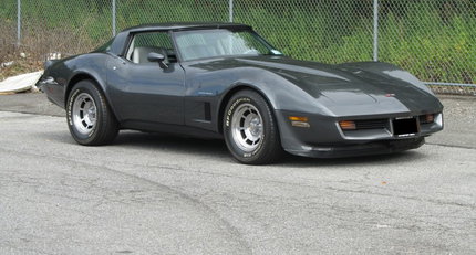 1982 Chevrolet Corvette - 350 Coupe 01.jpg