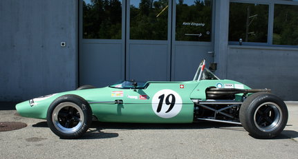 1970 Chevron - B17 1.jpg
