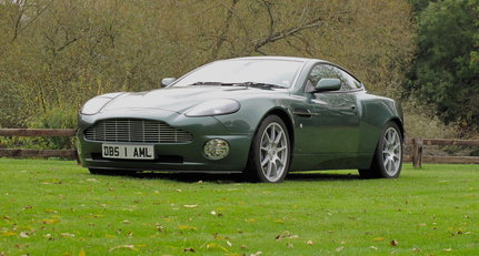 2003 Aston Martin Vanquish 1.jpg