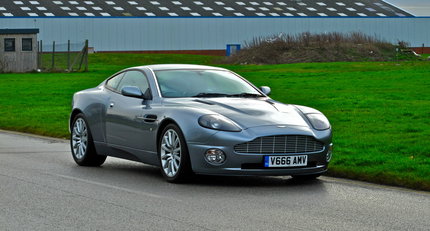 2001 Aston Martin Vanquish 1.jpg