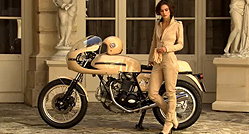 Keira Knightley zähmt Vintage-Ducati für Chanel