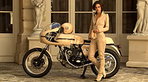 Keira Knightley zähmt Vintage-Ducati für Chanel