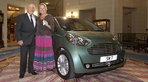 Sir Stirling Moss schenkt Lady Susie einen Aston Martin Cygnet Sir Stirling Moss schenkt Lady Susie einen Aston Martin Cygnet