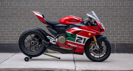 2023 Ducati Panigale V2 - Bayliss 1st Championship 20th Anniversary 2023_ducati_pinagale_v2_9501_bat_photos_-1.jpg