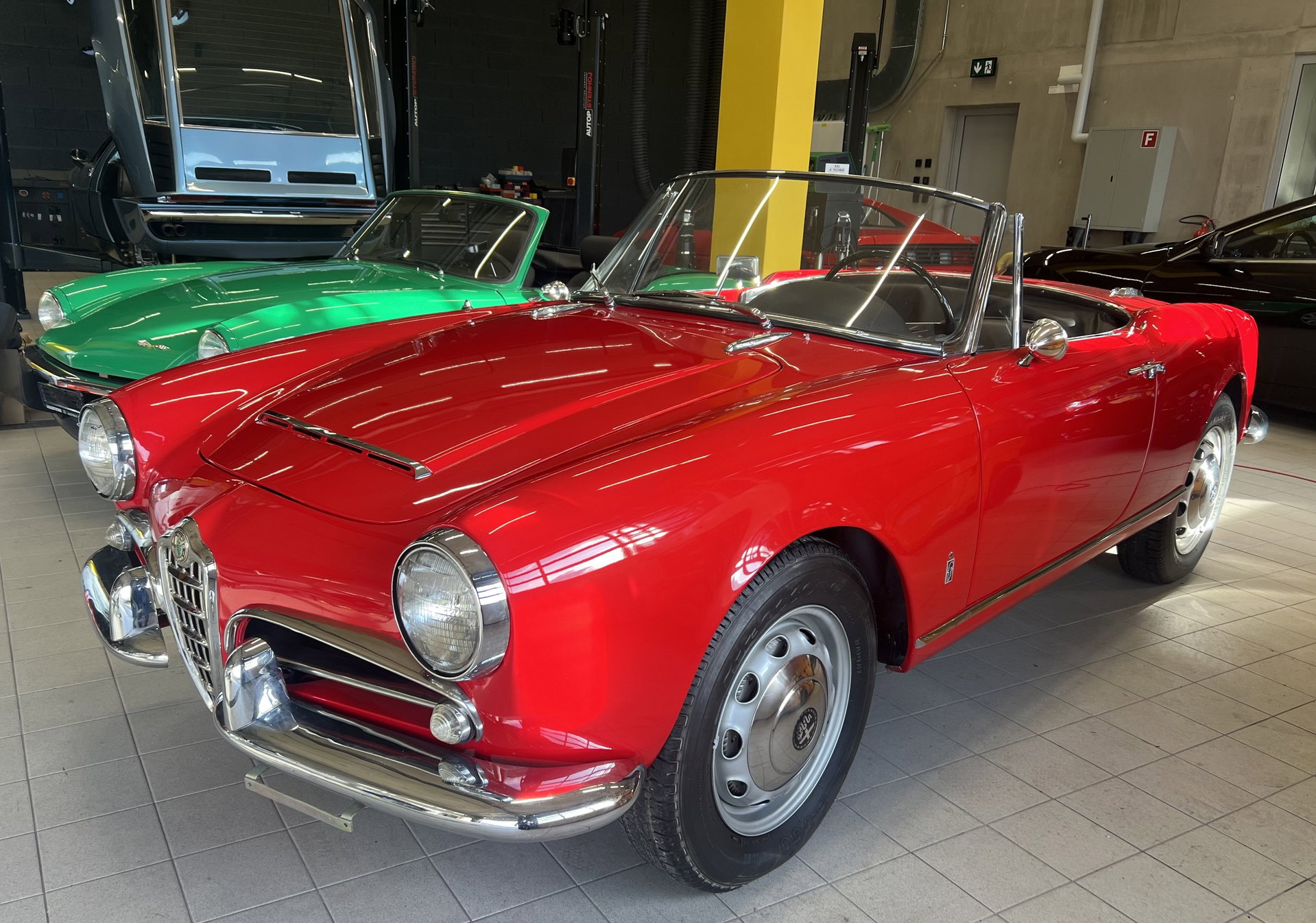1963 Alfa Romeo Giulia - 1600 Spider — Early Tipo 101 Chassis - Fully restored to the bones., foto 2