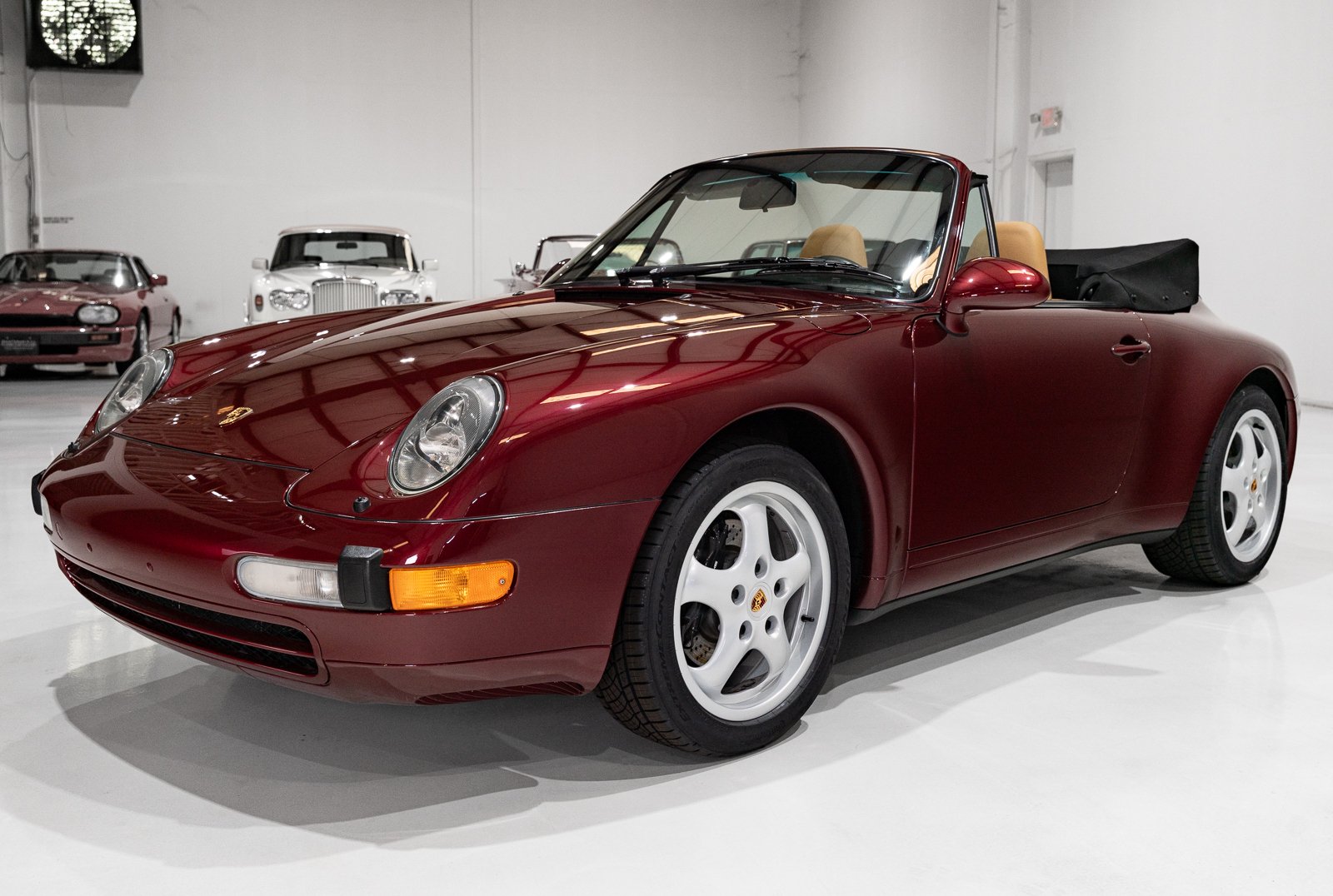 1998 Porsche 911 / 993 Carrera - CARRERA CABRIOLET (SIX-SPEED MANUAL, ONLY 9,540 MILES) SIX-SPEED MANUAL, ONLY 9,540 MILES, foto 4