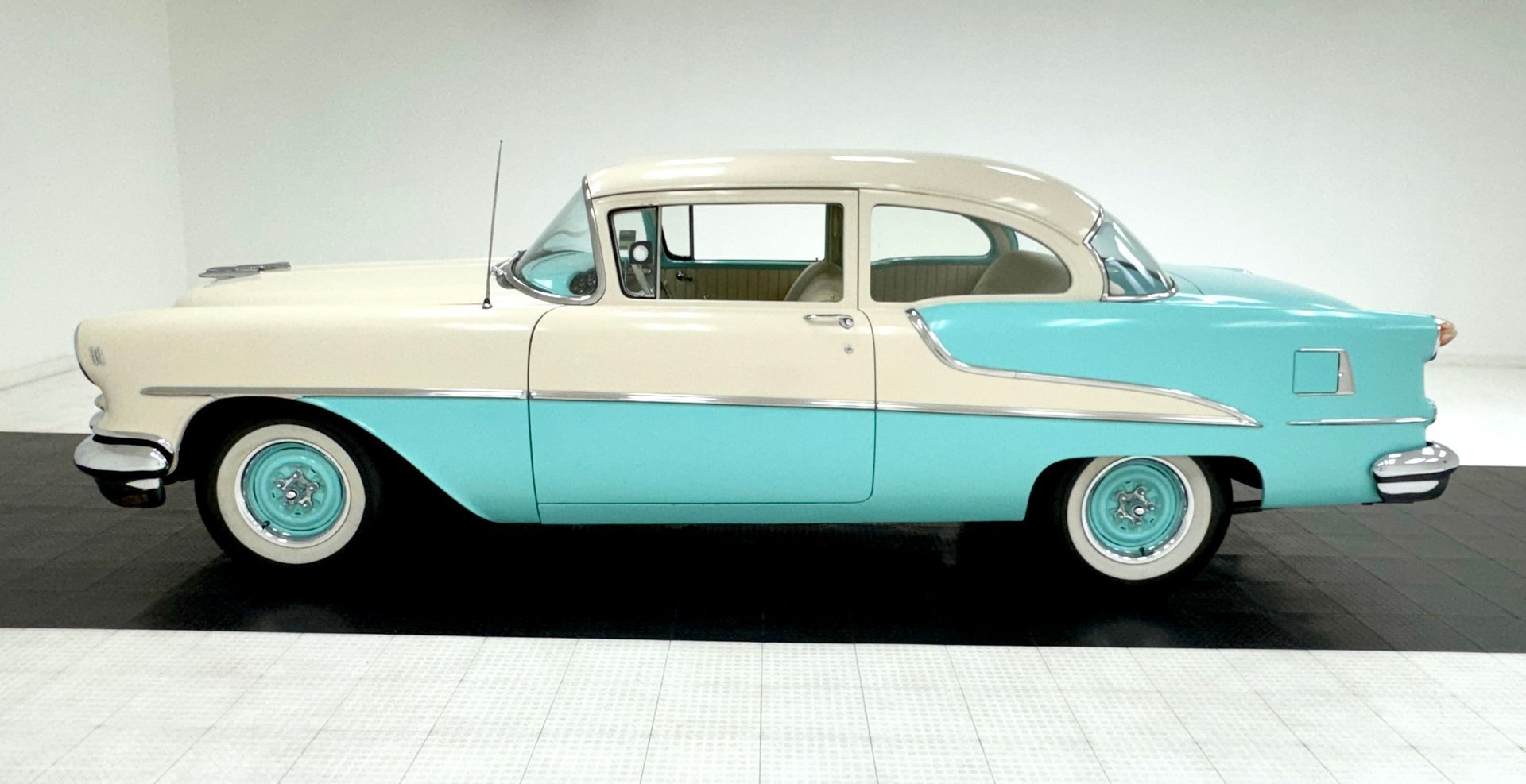 1955 Oldsmobile 88 - 2 Door Sedan, foto 2