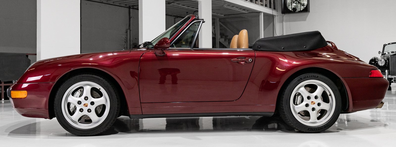 1997 Porsche 911 / 993 Carrera - CARRERA 4 CABRIOLET (SIX-SPEED MANUAL, ONLY 16,802 MILES) SIX-SPEED MANUAL, ONLY 16,802 MILES, foto 12