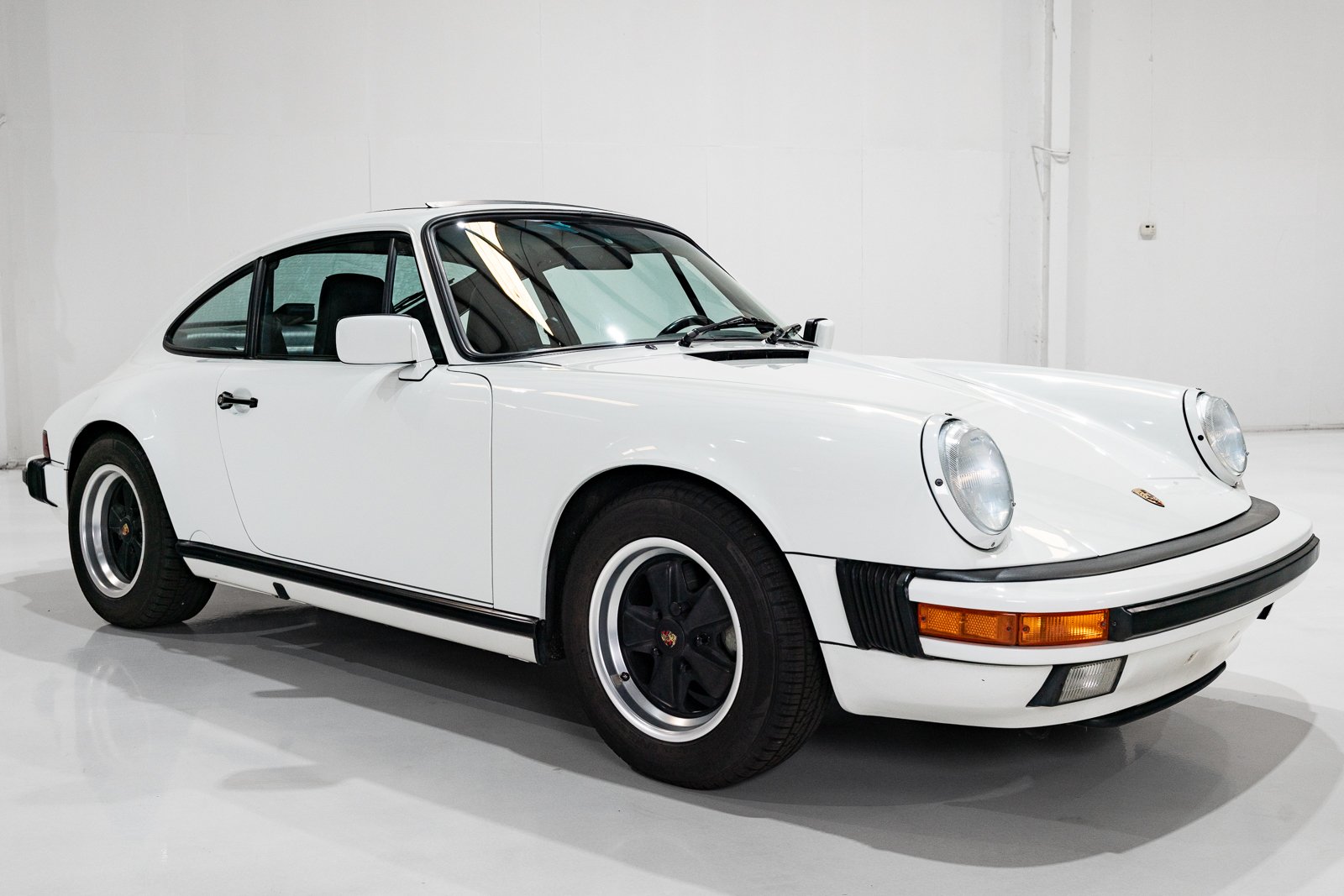 1987 Porsche 911 "G" - CARRERA 3.2 SUNROOF COUPE (G50 FIVE-SPEED, ONLY 35,950 MILES) G50 FIVE-SPEED, ONLY 35,950 MILES, foto 5