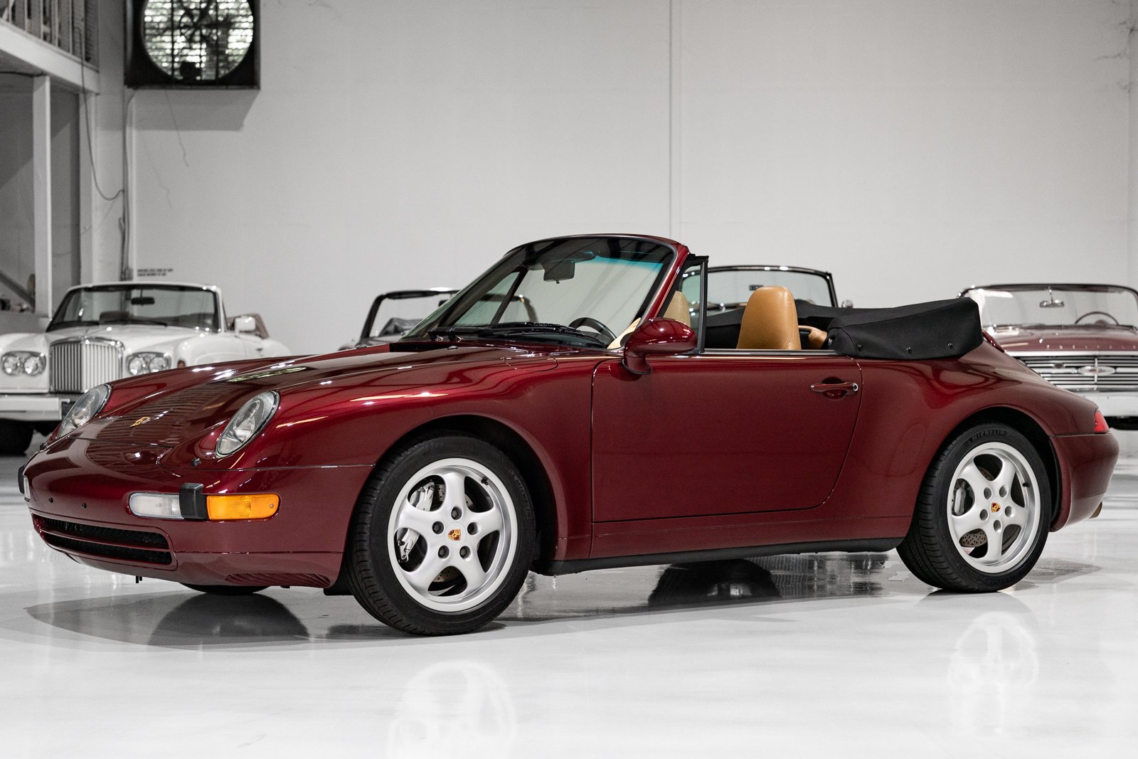 1997 Porsche 911 / 993 Carrera - CARRERA 4 CABRIOLET (SIX-SPEED MANUAL, ONLY 16,802 MILES) SIX-SPEED MANUAL, ONLY 16,802 MILES, foto 2