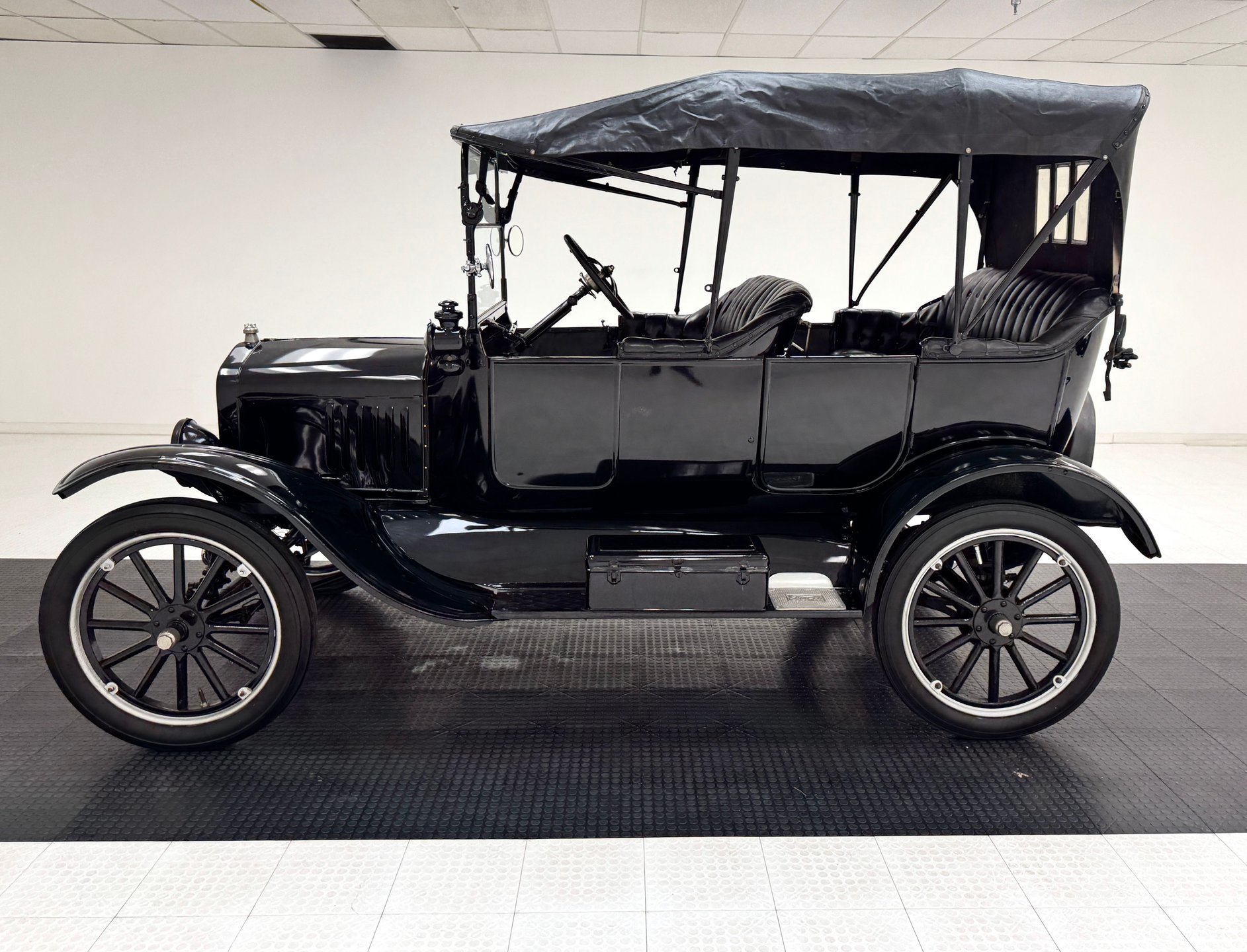 1919 Ford Model T - Touring Sedan, foto 2