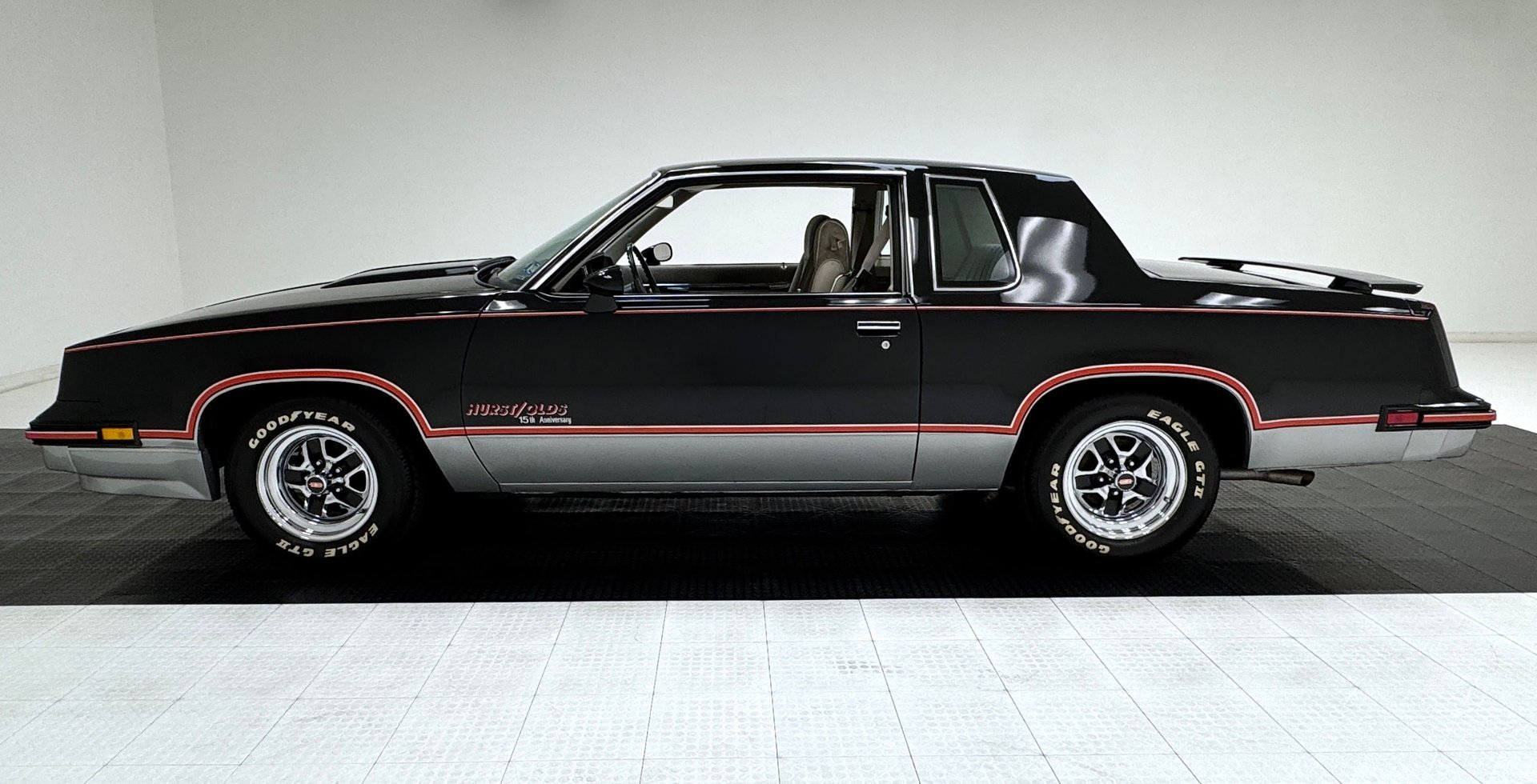 1983 Oldsmobile Cutlass - Hurst/Olds 15th Anniversary 2 Door Hardtop, foto 2