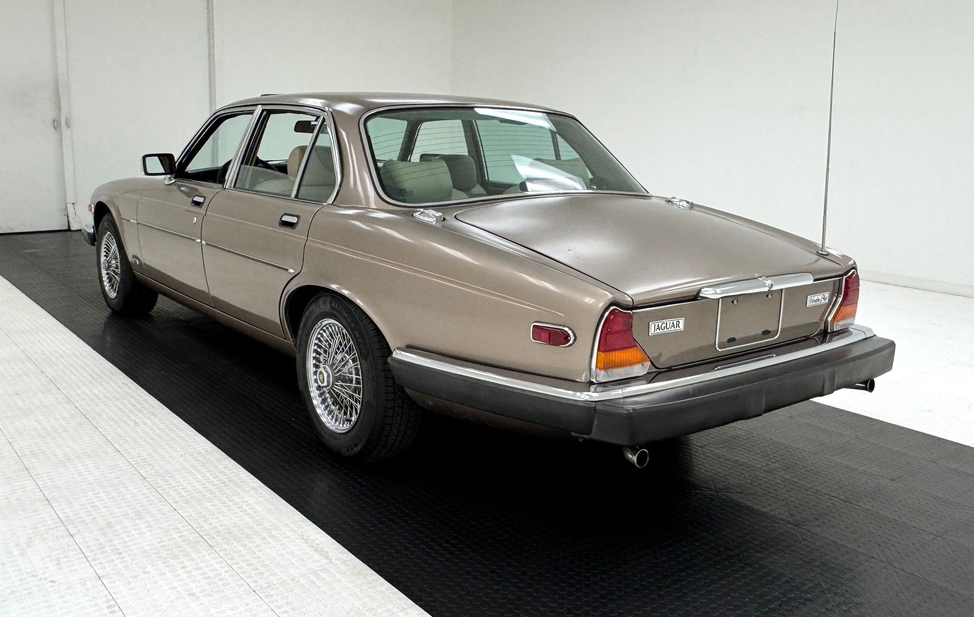 1986 Jaguar XJ6 - Vanden Plas 4 Door Saloon, foto 3