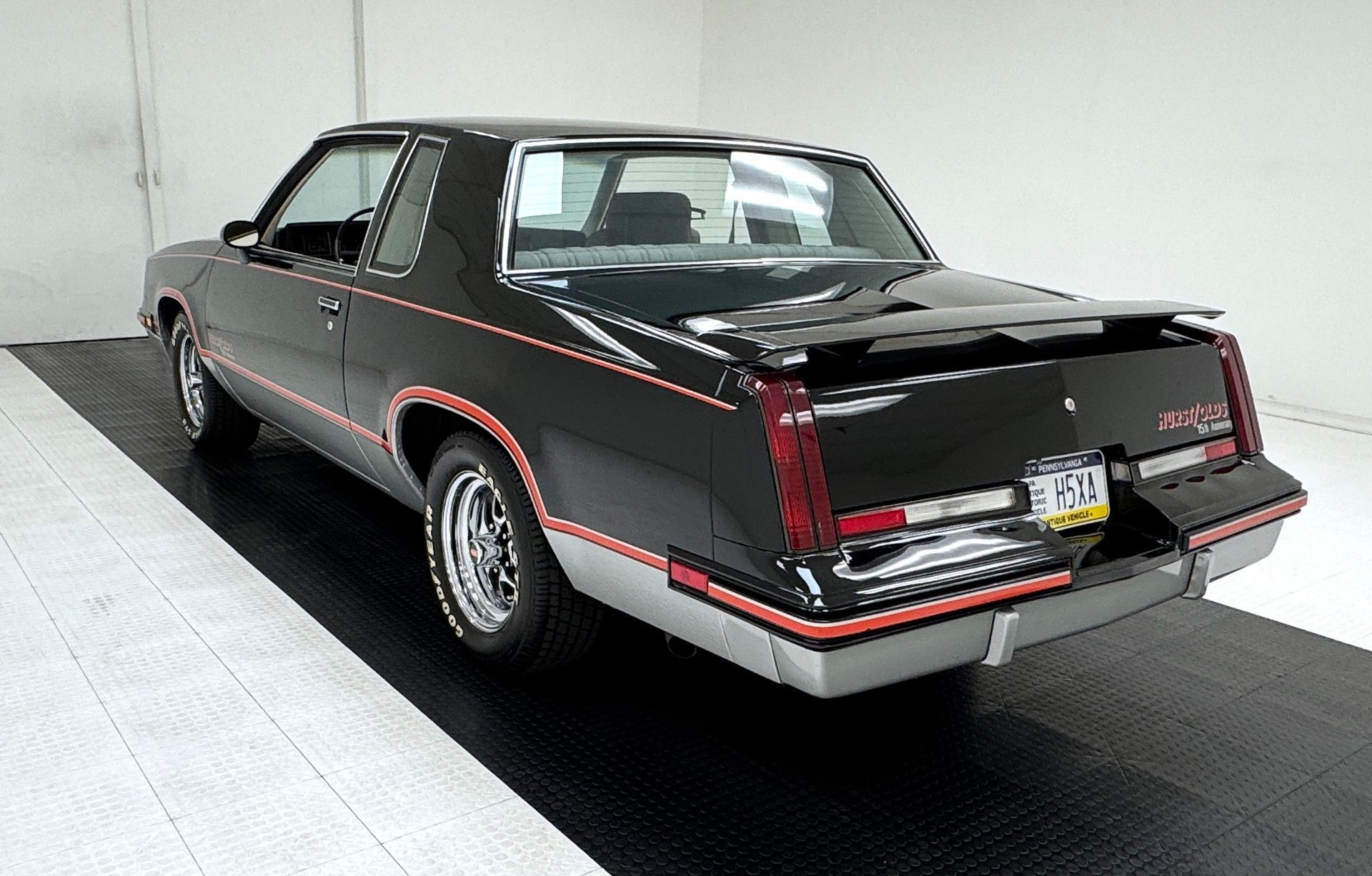 1983 Oldsmobile Cutlass - Hurst/Olds 15th Anniversary 2 Door Hardtop, foto 3