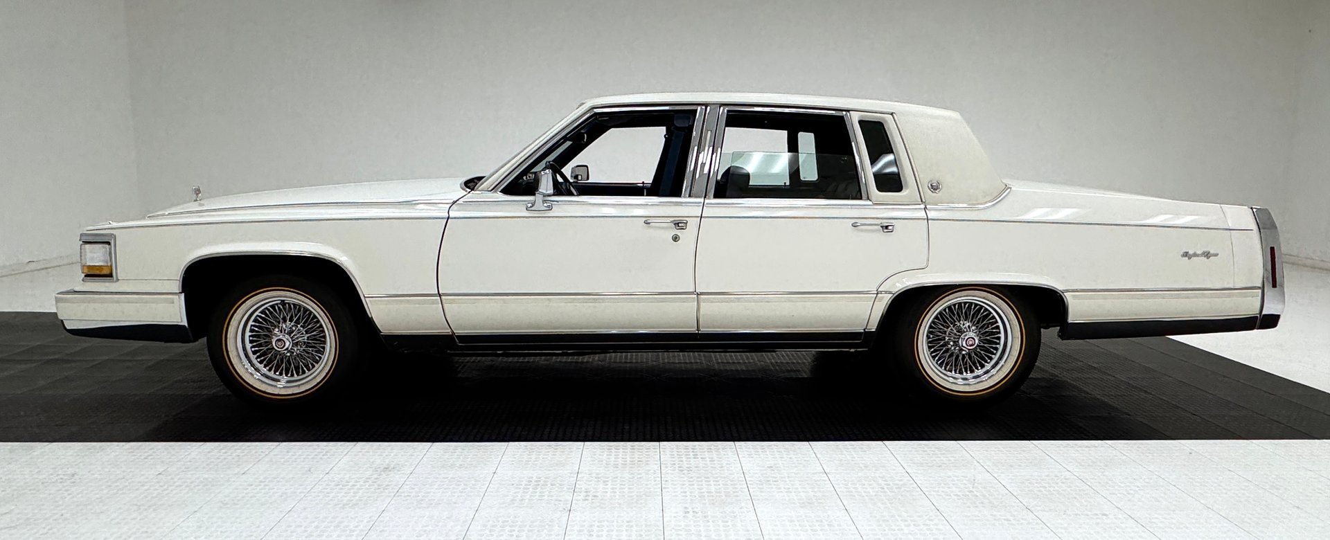 1992 Cadillac Brougham - d'Elegance Sedan, foto 2