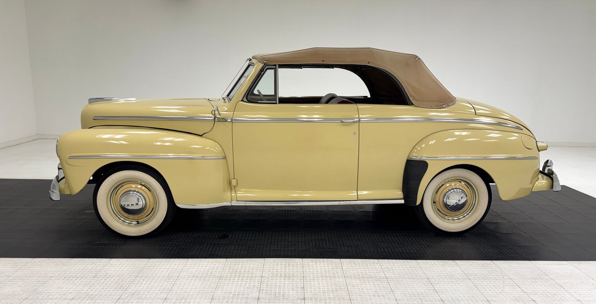 1947 Ford Super Deluxe - Convertible, foto 3