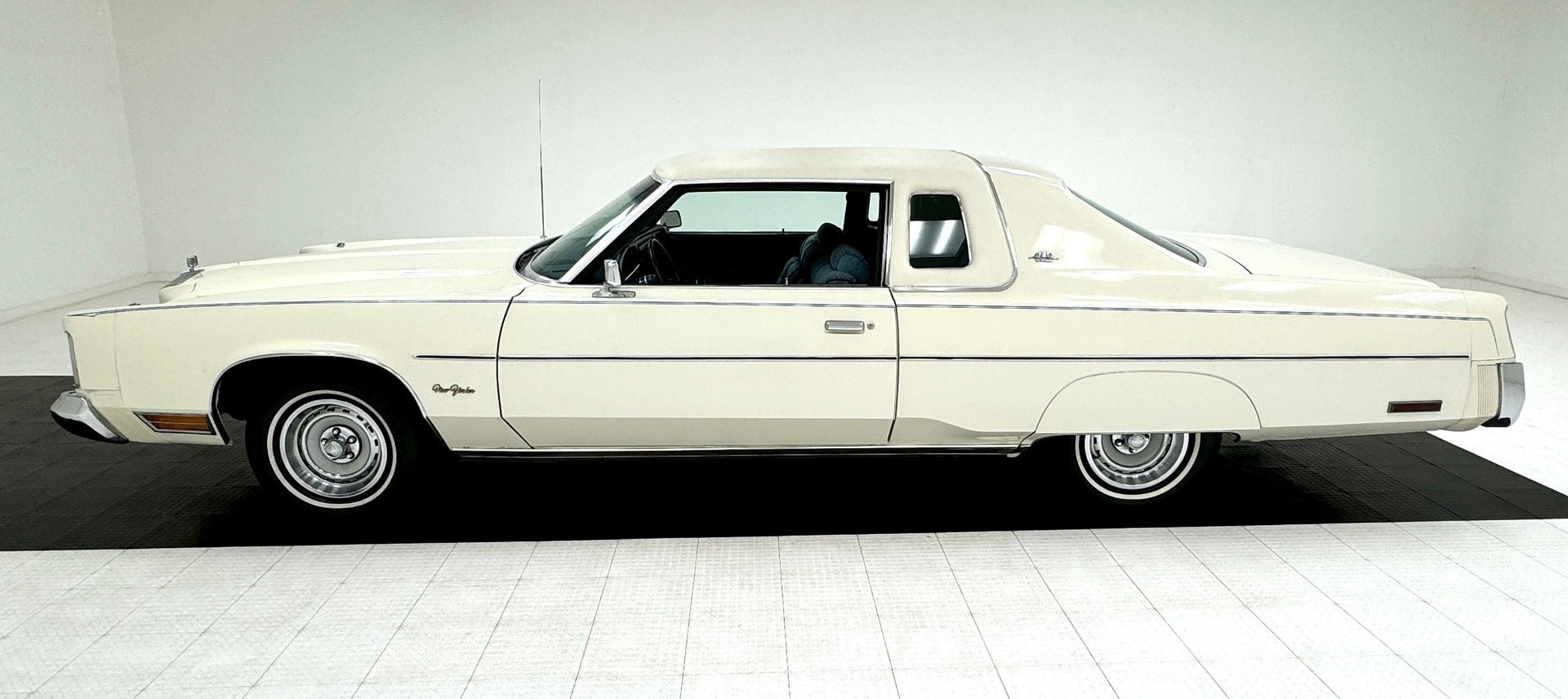 1976 Chrysler New Yorker - Brougham Hardtop, foto 2