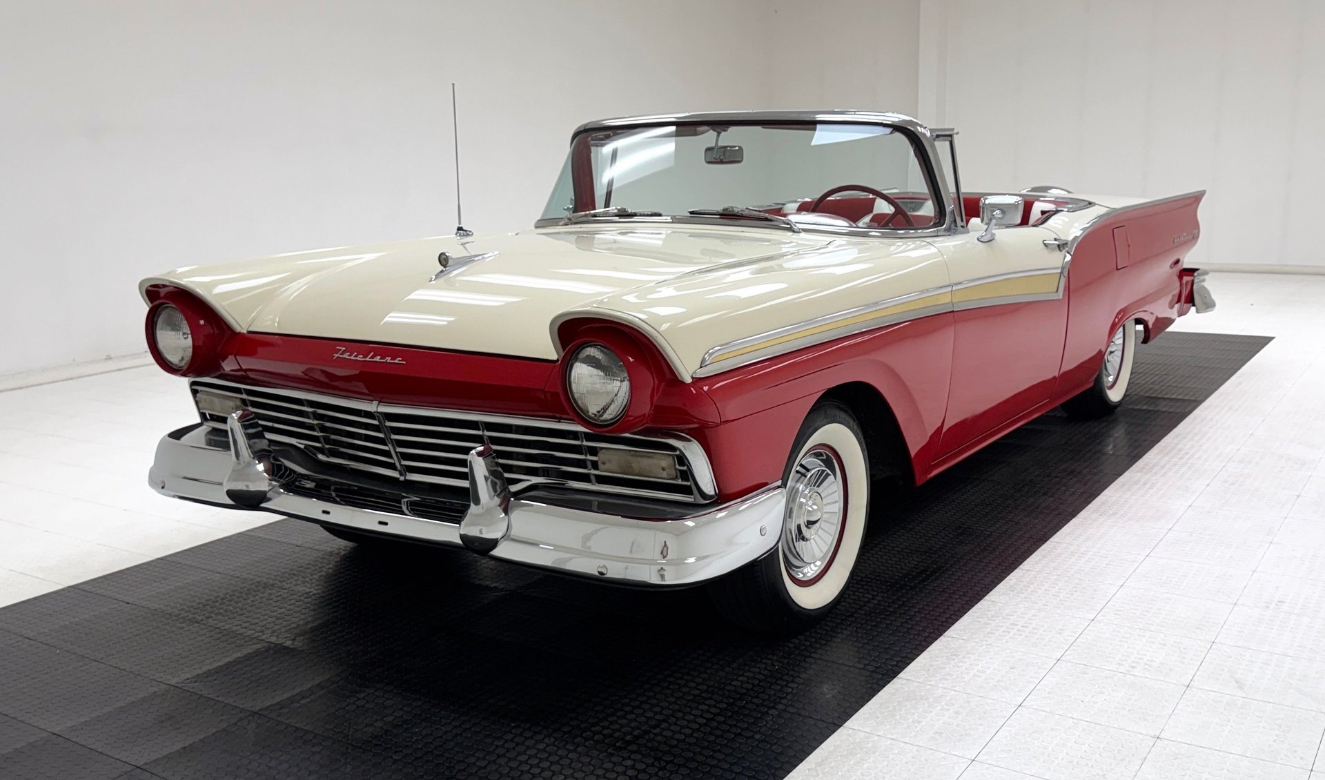 1957 Ford Fairlane - Skyliner, foto 2