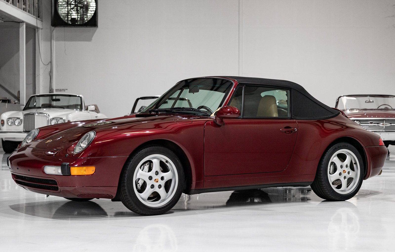 1997 Porsche 911 / 993 Carrera - CARRERA 4 CABRIOLET (SIX-SPEED MANUAL, ONLY 16,802 MILES) SIX-SPEED MANUAL, ONLY 16,802 MILES, foto 3
