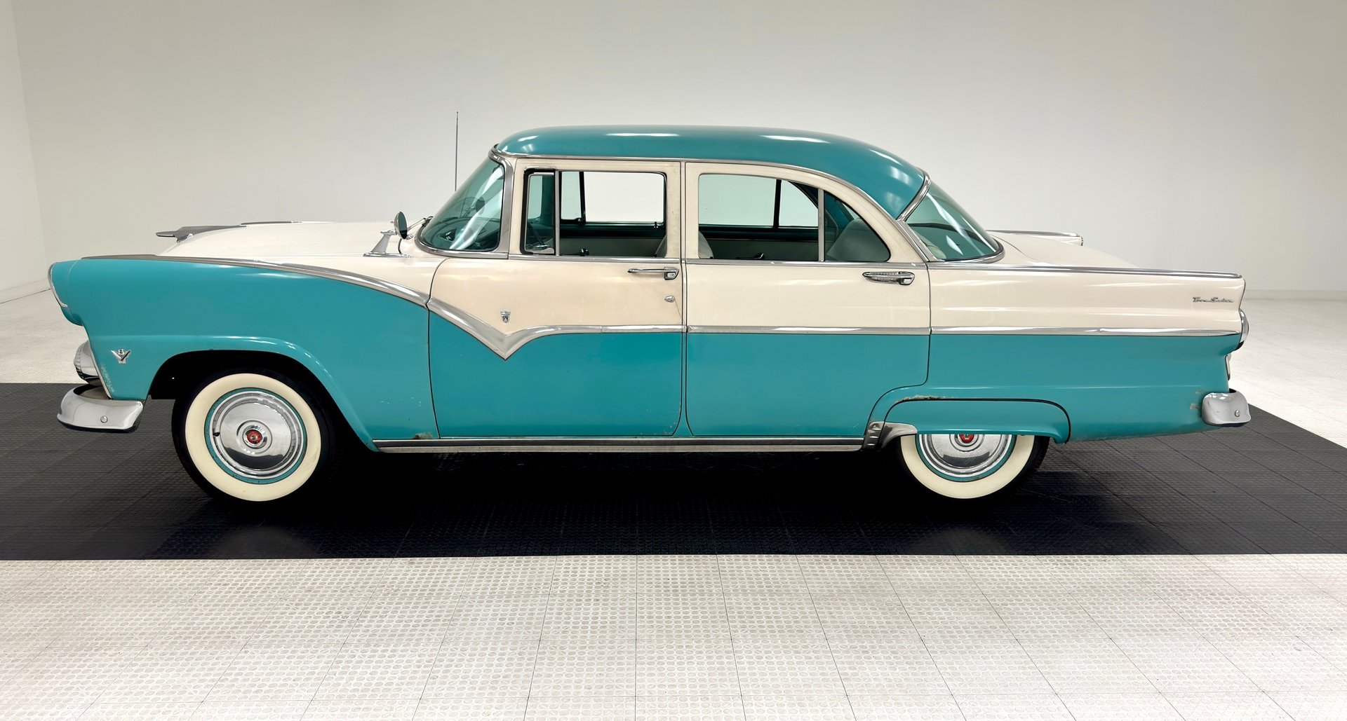 1955 Ford Fairlane - Town Sedan, foto 2