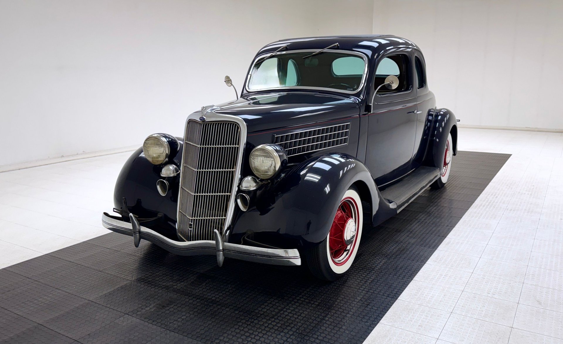 1935 Ford Model 48 - V8 Series 5 Window Coupe, foto 1