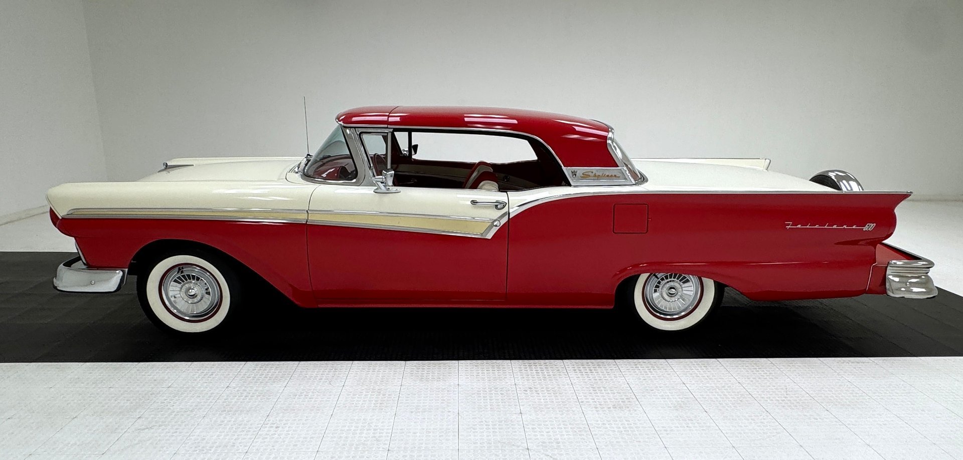1957 Ford Fairlane - Skyliner, foto 3