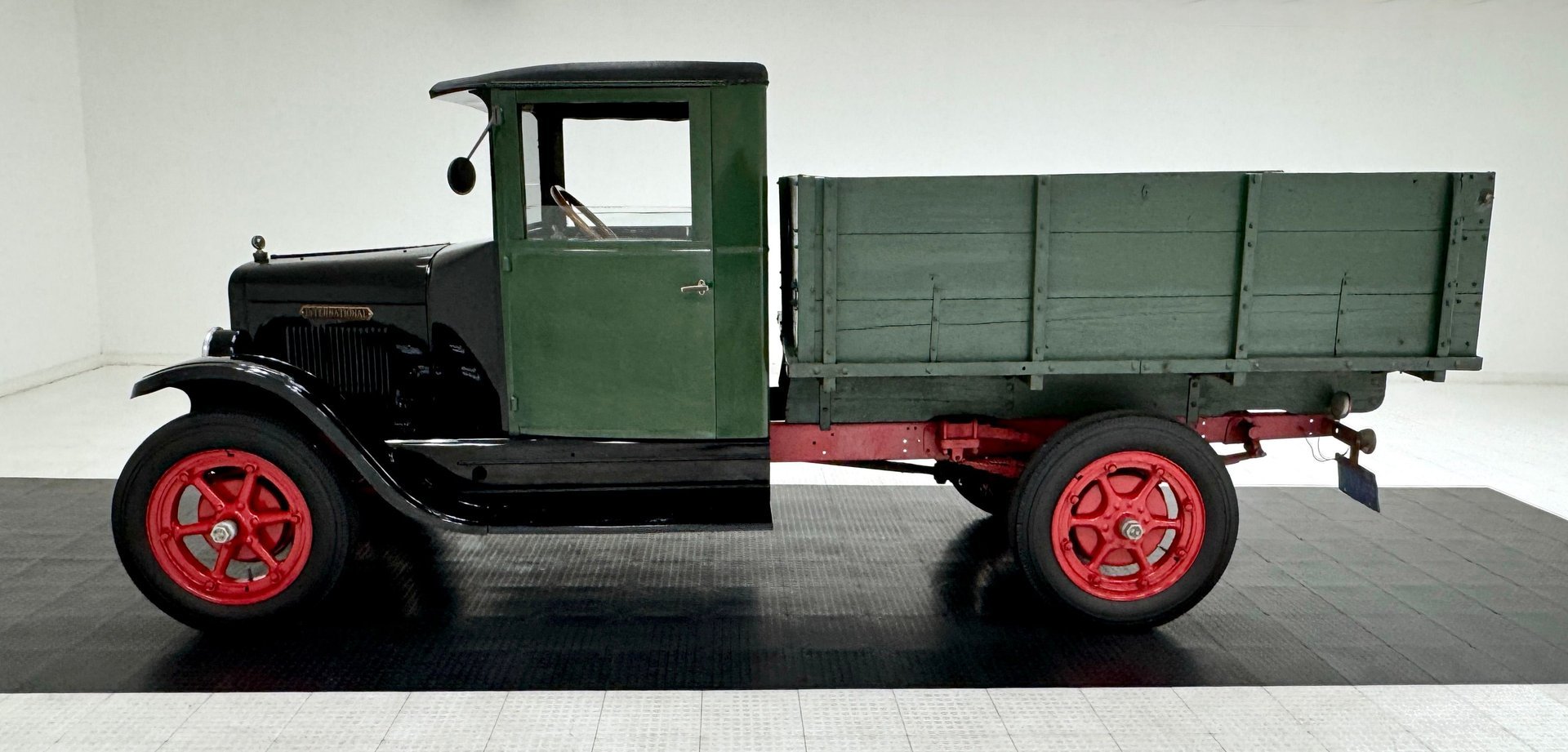 1930 International Six-Speed Special - 1 Ton Truck, foto 2