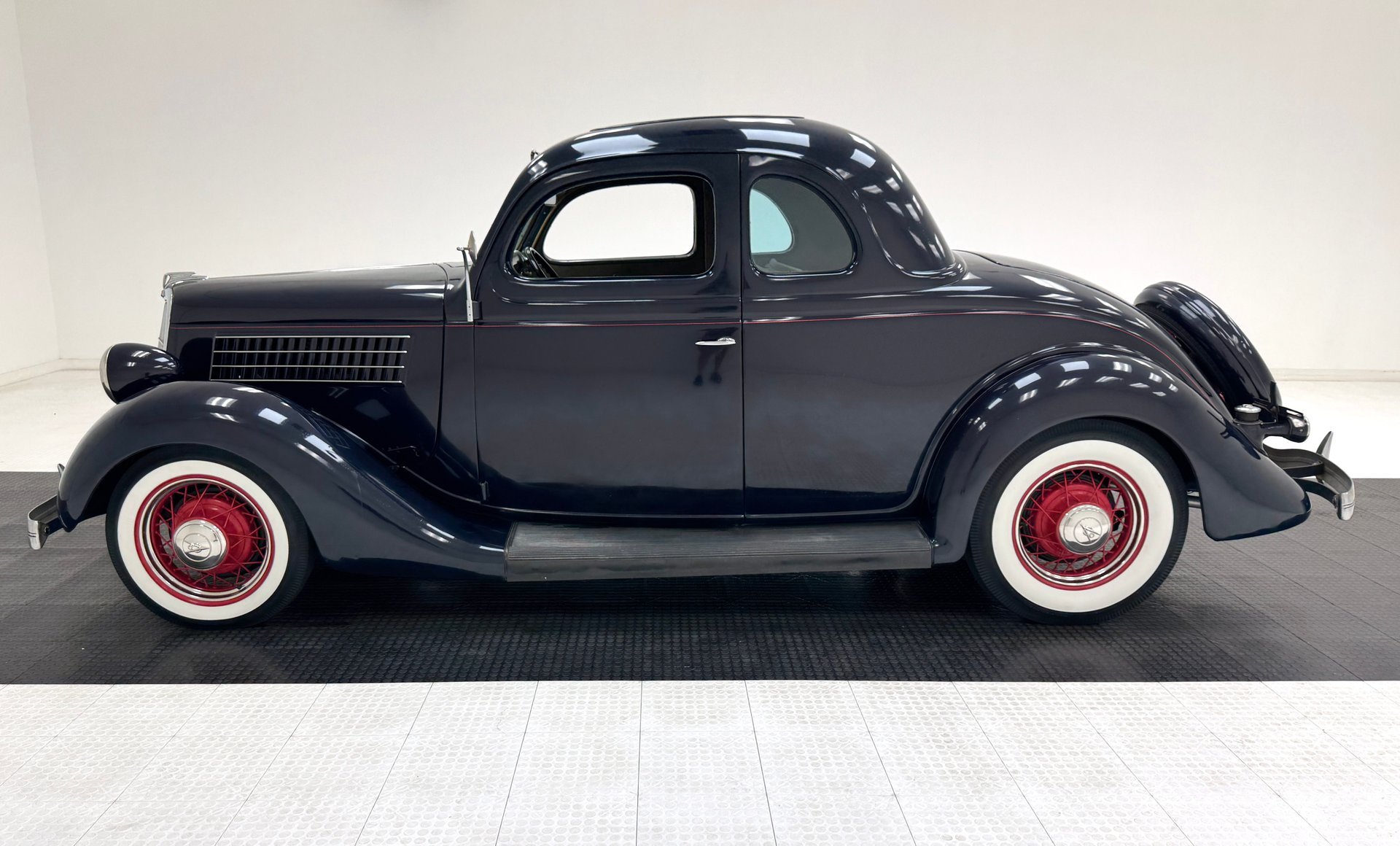 1935 Ford Model 48 - V8 Series 5 Window Coupe, foto 2