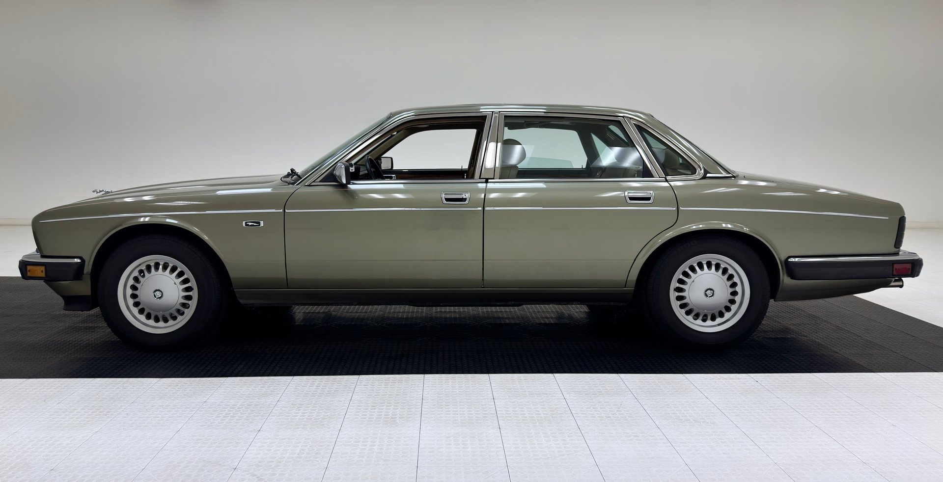 1989 Jaguar XJ40 - Vanden Plas 4 Door Saloon, foto 2
