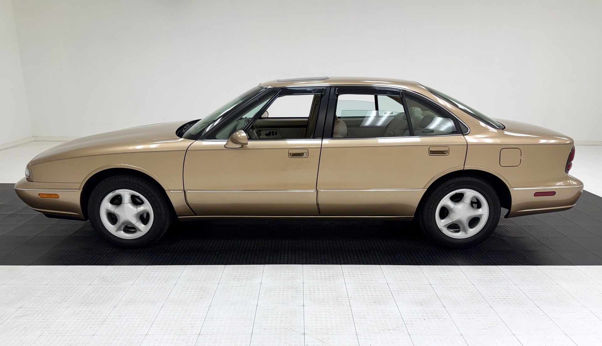 1998 Oldsmobile LSS - 4 Door Sedan, foto 2