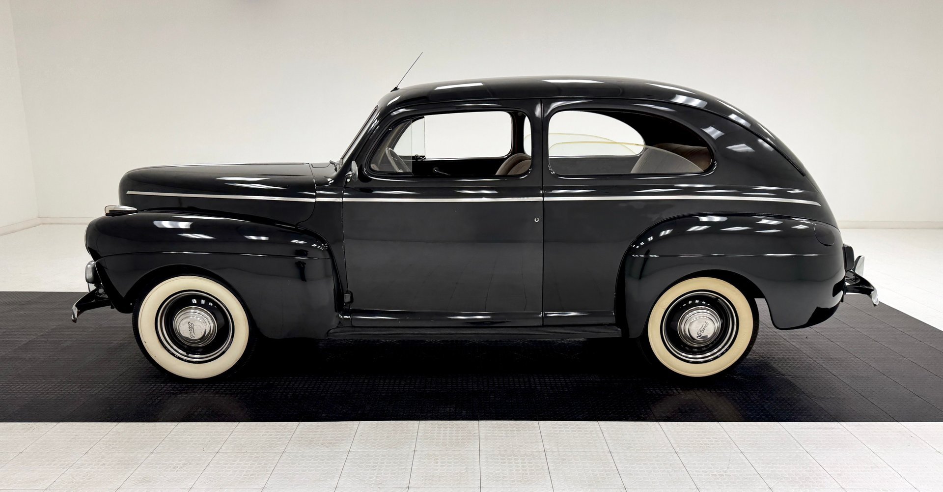 1941 Ford Tudor - Deluxe, foto 2