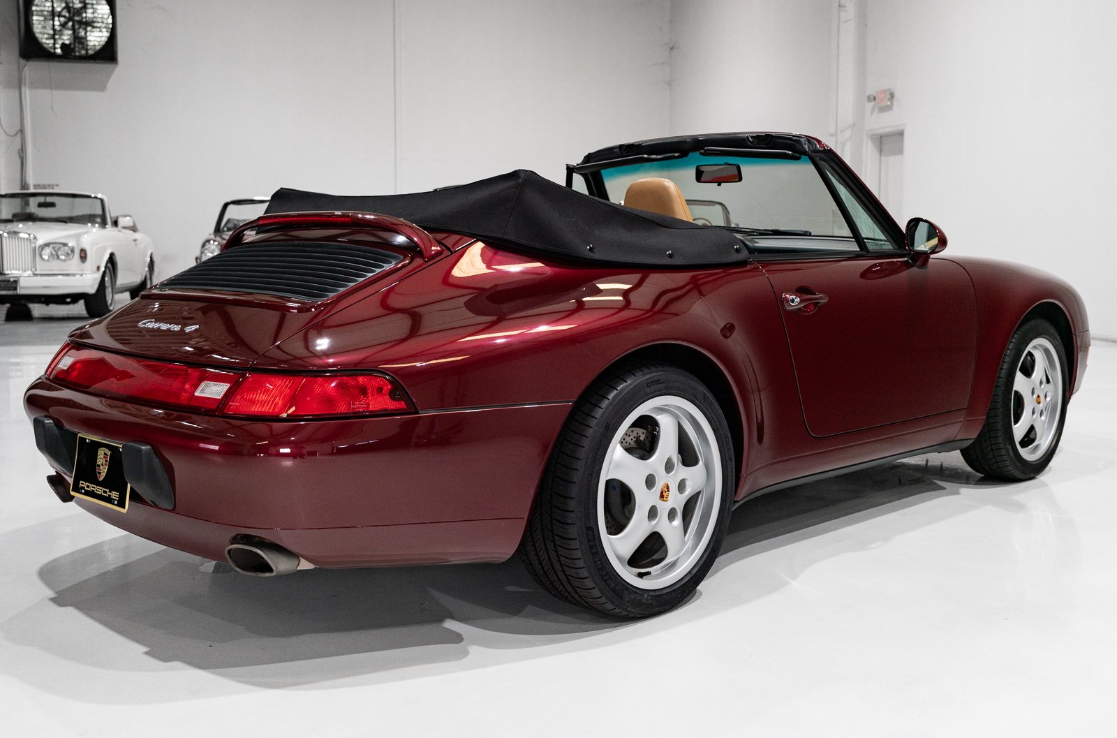 1997 Porsche 911 / 993 Carrera - CARRERA 4 CABRIOLET (SIX-SPEED MANUAL, ONLY 16,802 MILES) SIX-SPEED MANUAL, ONLY 16,802 MILES, foto 9