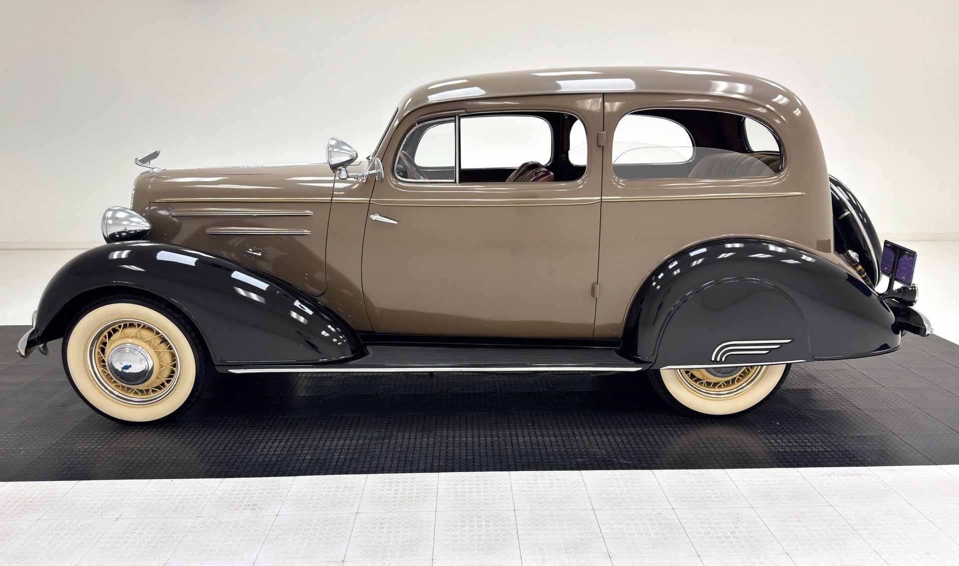 1935 Chevrolet Master - 2 Door Town Sedan, foto 2