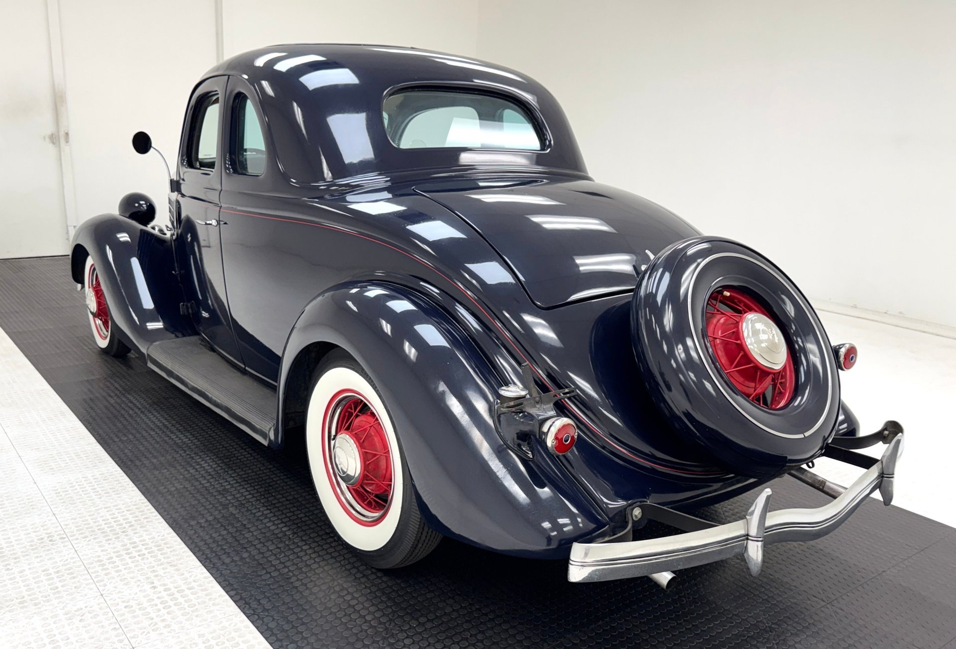 1935 Ford Model 48 - V8 Series 5 Window Coupe, foto 3