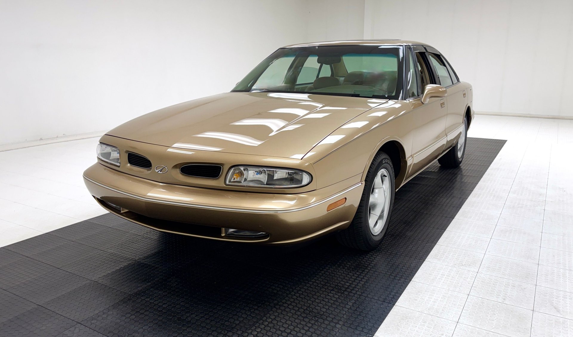 1998 Oldsmobile LSS - 4 Door Sedan, foto 1