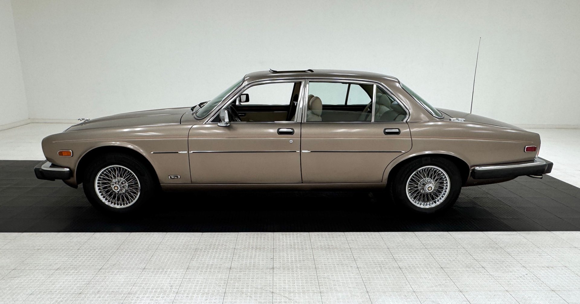 1986 Jaguar XJ6 - Vanden Plas 4 Door Saloon, foto 2