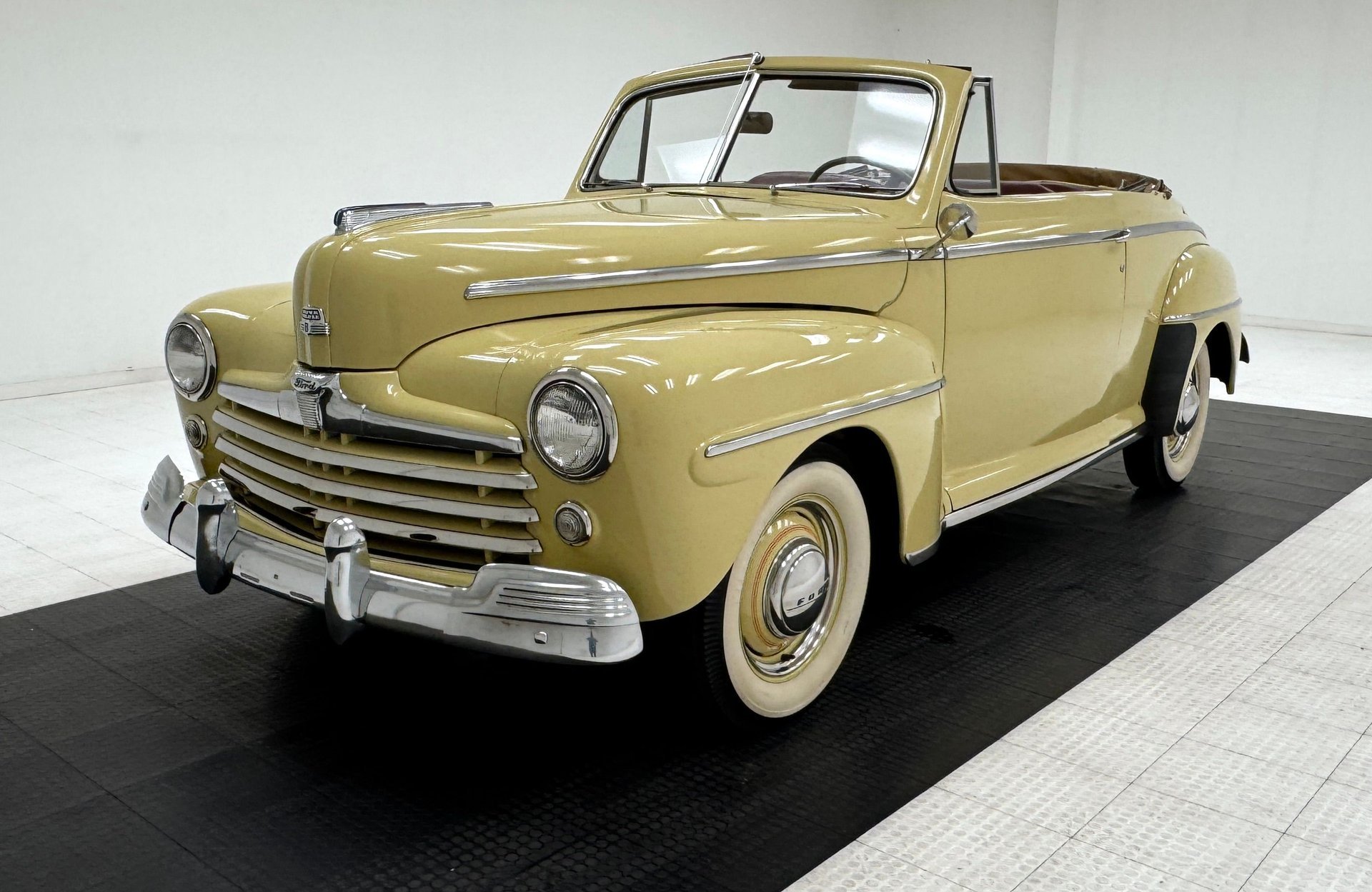 1947 Ford Super Deluxe - Convertible, foto 2