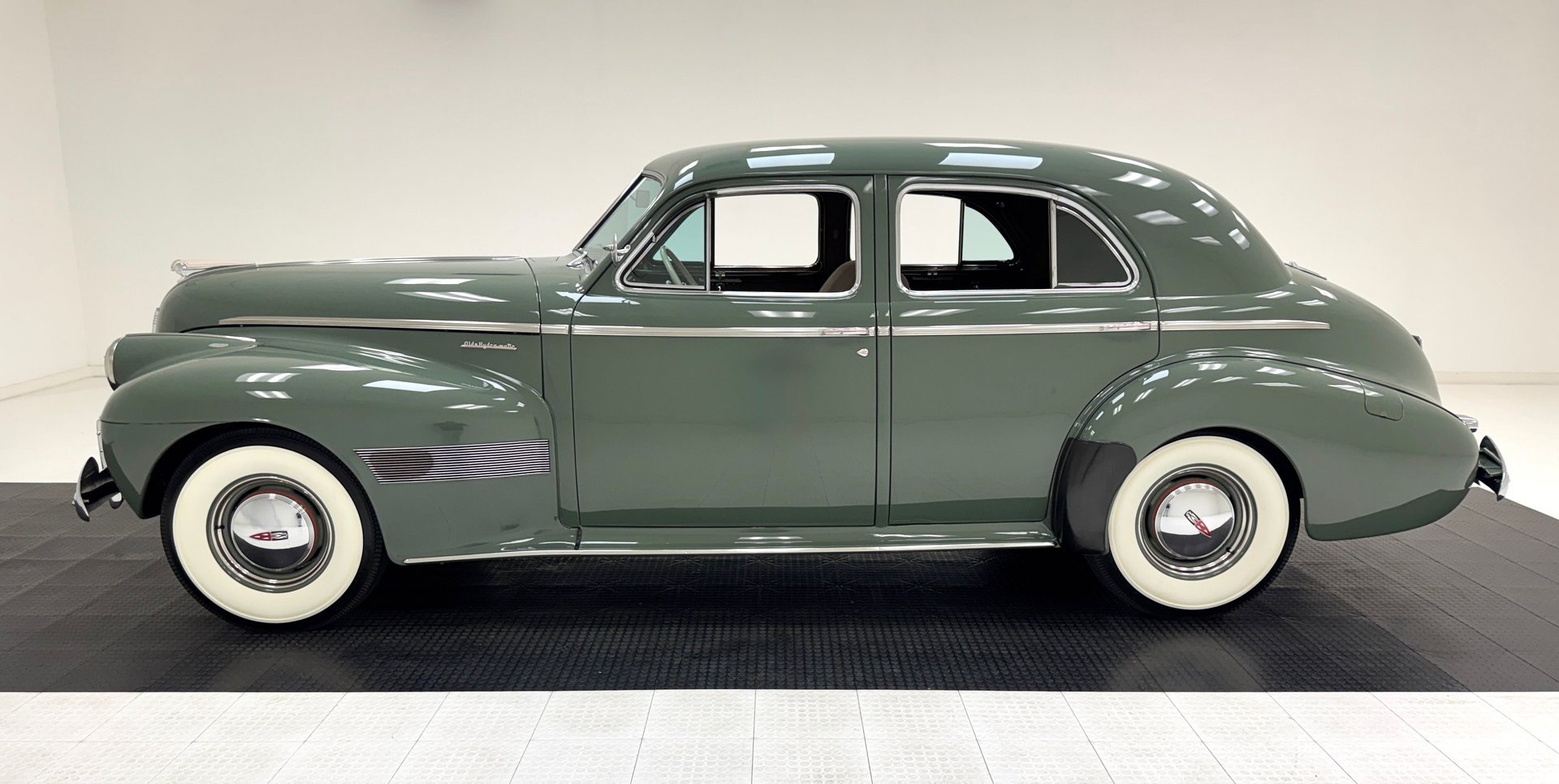1940 Oldsmobile Series 90 - Custom Cruiser 4 Door Touring Sedan, foto 2