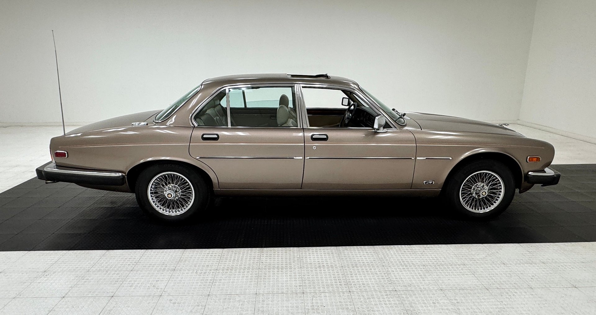 1986 Jaguar XJ6 - Vanden Plas 4 Door Saloon, foto 6