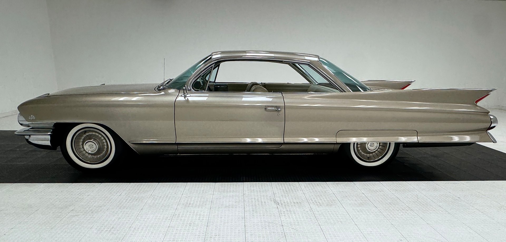 1961 Cadillac Series 63 - Coupe DeVille, foto 2