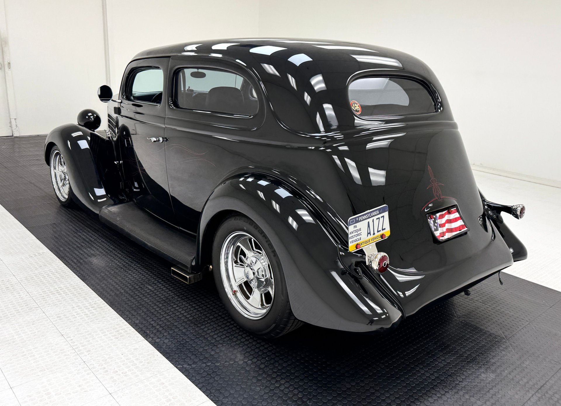 1935 Ford Model 48 - Deluxe Tudor Sedan, foto 3