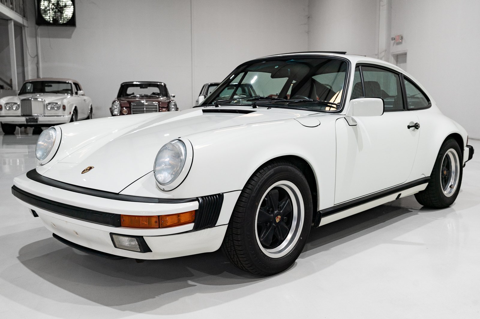 1987 Porsche 911 "G" - CARRERA 3.2 SUNROOF COUPE (G50 FIVE-SPEED, ONLY 35,950 MILES) G50 FIVE-SPEED, ONLY 35,950 MILES, foto 3