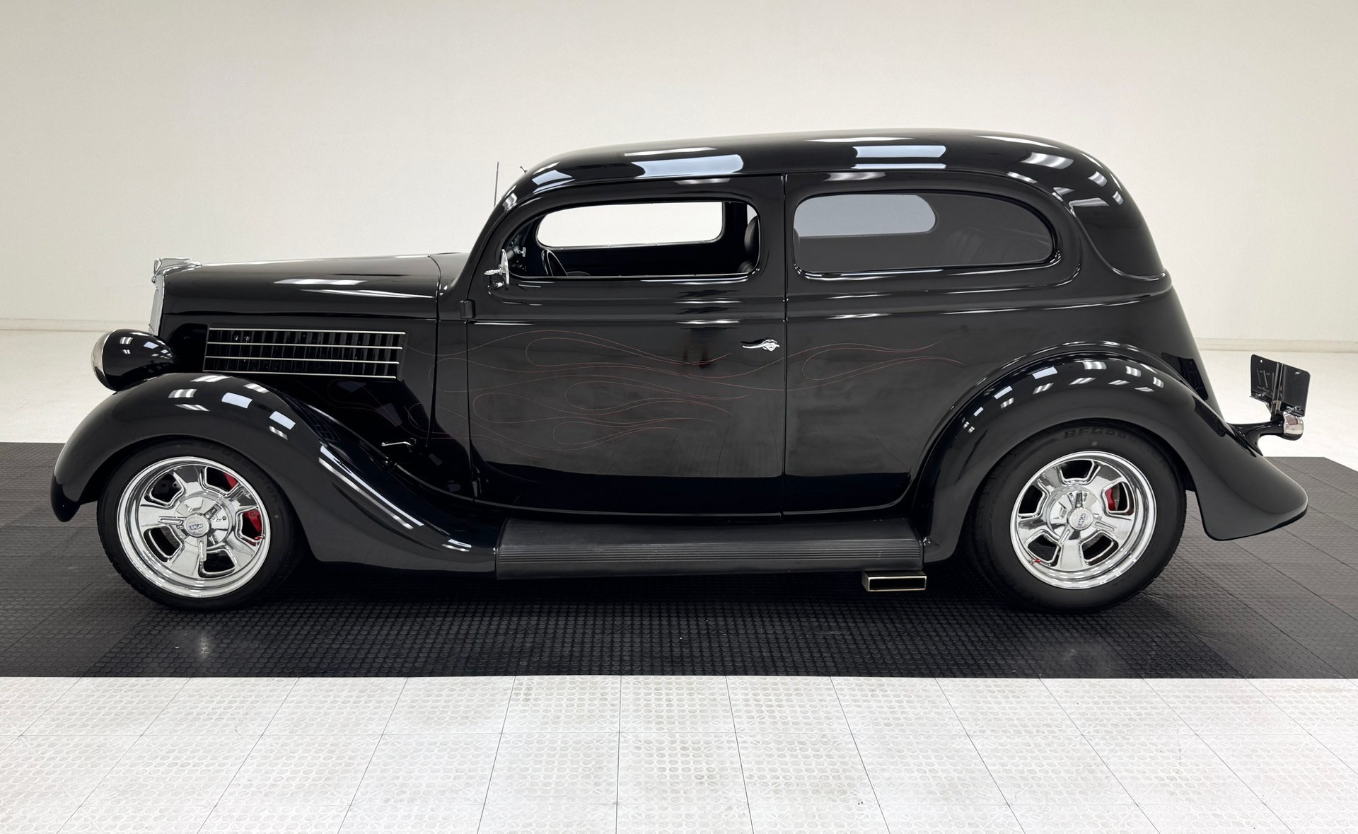 1935 Ford Model 48 - Deluxe Tudor Sedan, foto 2