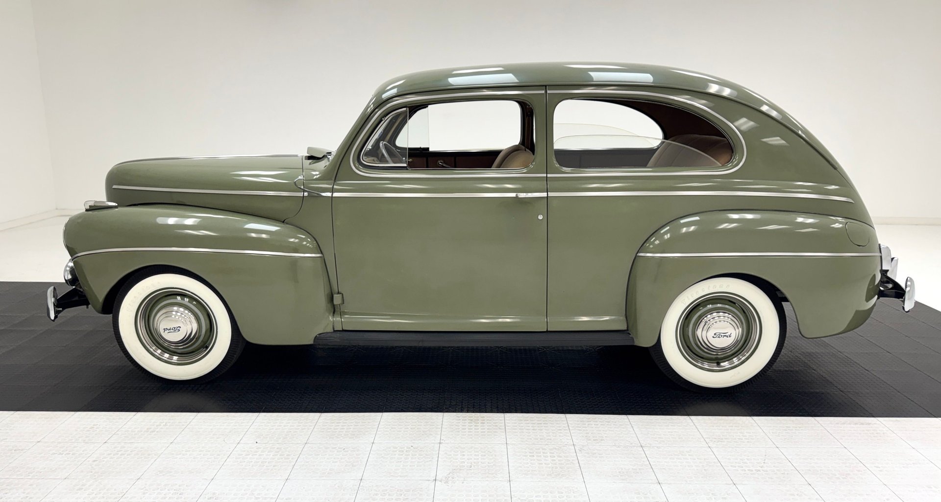 1941 Ford Super Deluxe - Tudor Sedan, foto 2