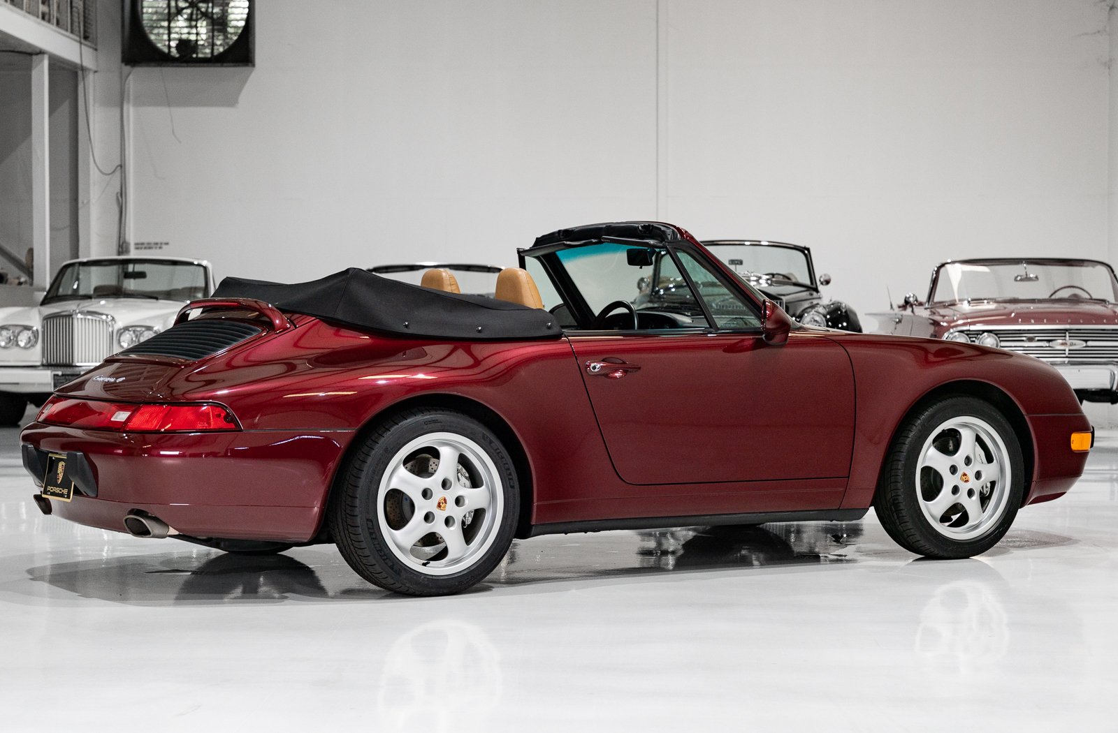 1997 Porsche 911 / 993 Carrera - CARRERA 4 CABRIOLET (SIX-SPEED MANUAL, ONLY 16,802 MILES) SIX-SPEED MANUAL, ONLY 16,802 MILES, foto 8