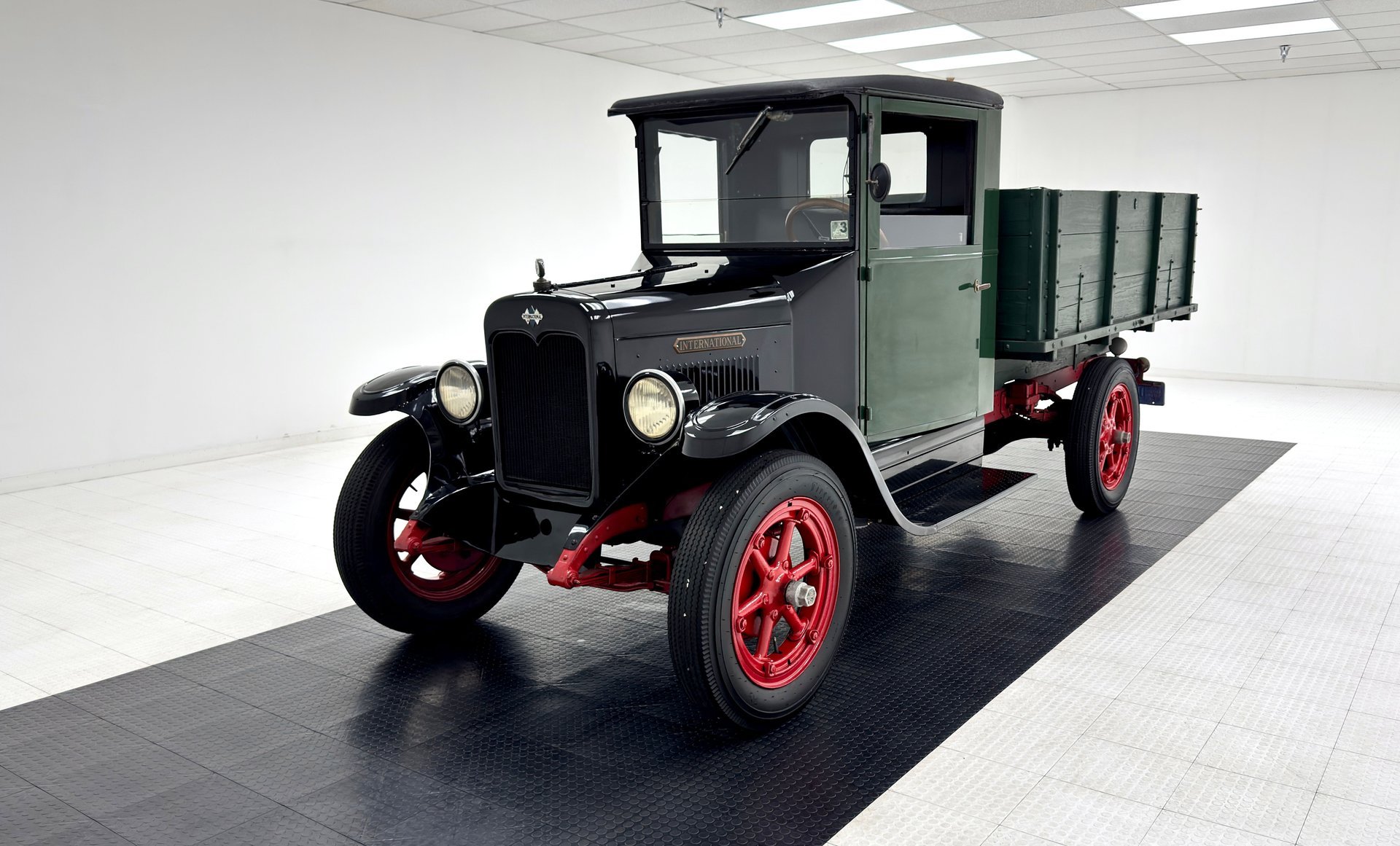 1930 International Six-Speed Special - 1 Ton Truck, foto 1